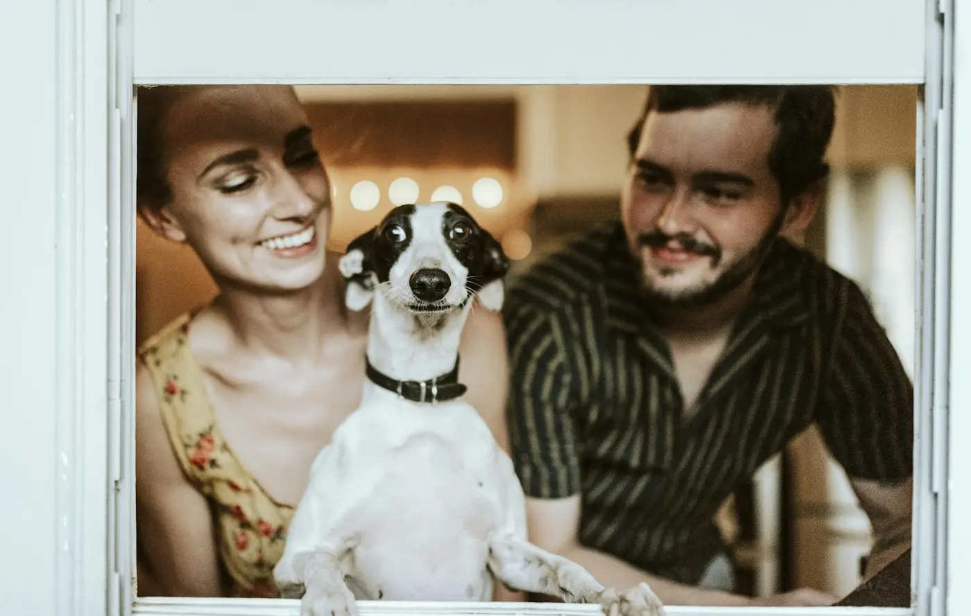 Mujer con un perro y un gato en un sillón